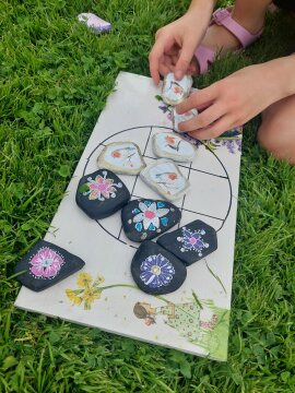 Tic-Tac-Toe Spiel mit Steinen (Alter 6  – 12 Jahre)