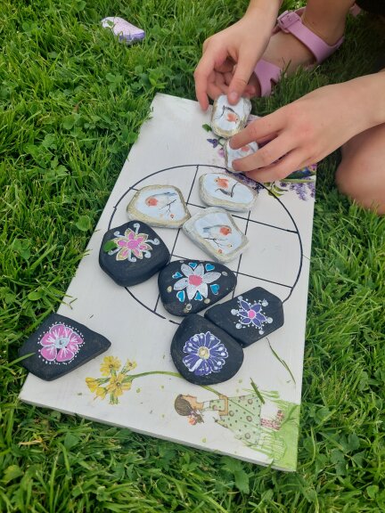 Tic-Tac-Toe Spiel mit Steinen (Alter 6  – 12 Jahre)