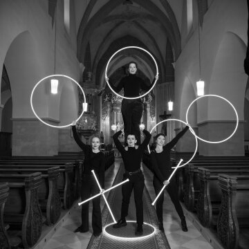 Plötzlich: Mensch – eine Performance über Gefühle, Göttliches und Menschliches