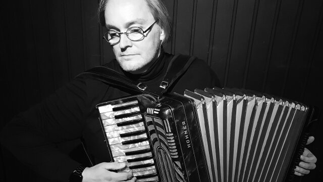 MUSIKALISCHE LESUNG | ES WEIHNACHTET SEHR | mit Norbert Sprave (Akkordeon) und Philipp Kaplan (Lesung)