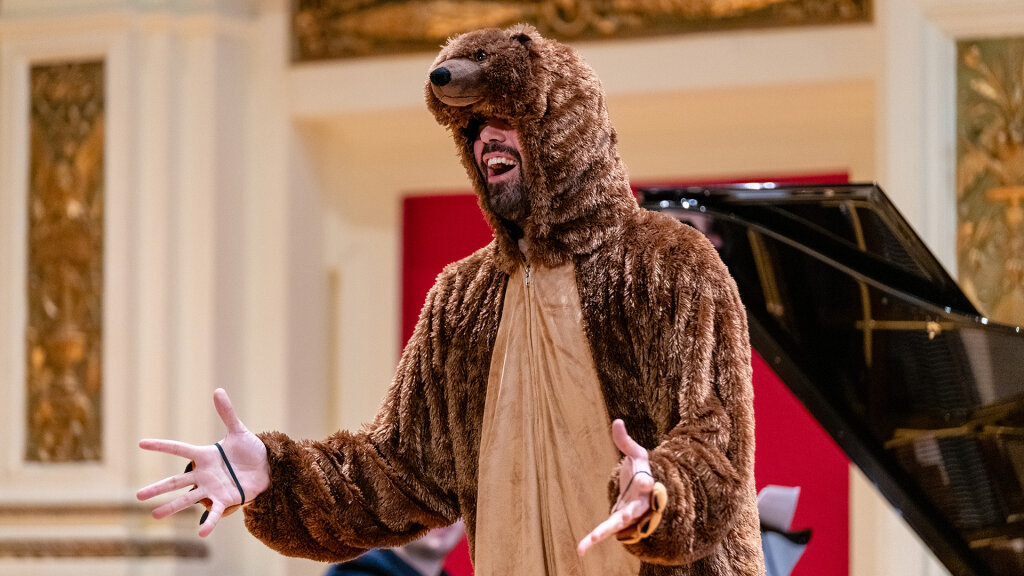 DER EHRBÄR UND DER KONTRABASS