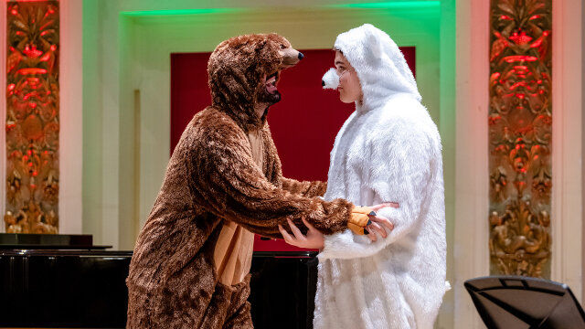 DER EHRBÄR FEIERT EIN FAMILIENFEST