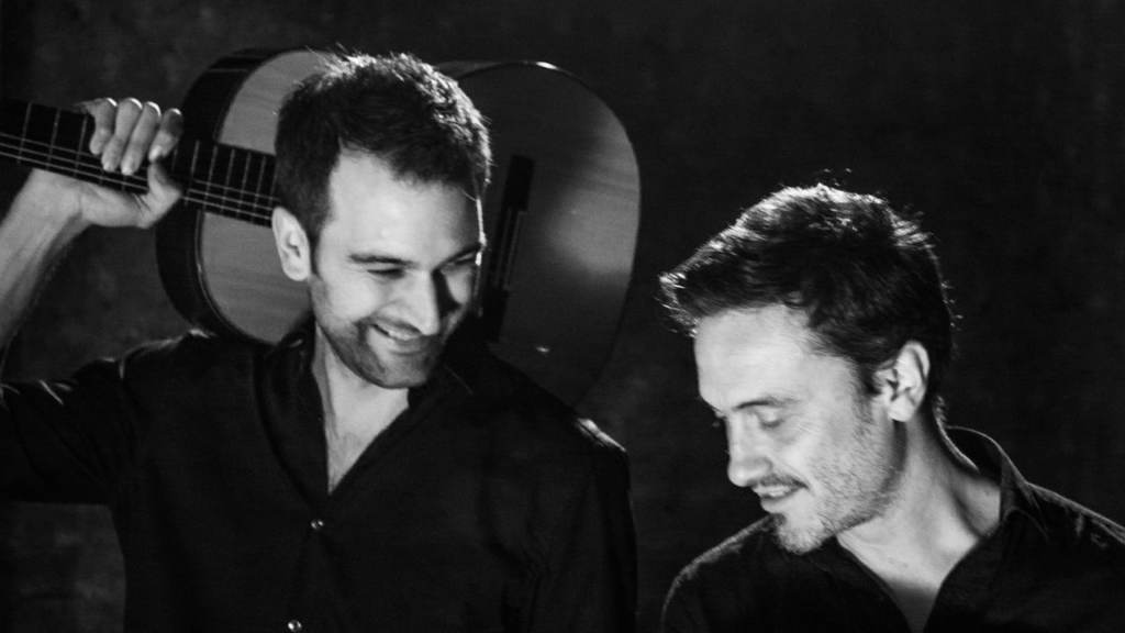 GUITARRA EXTRAVAGANTE