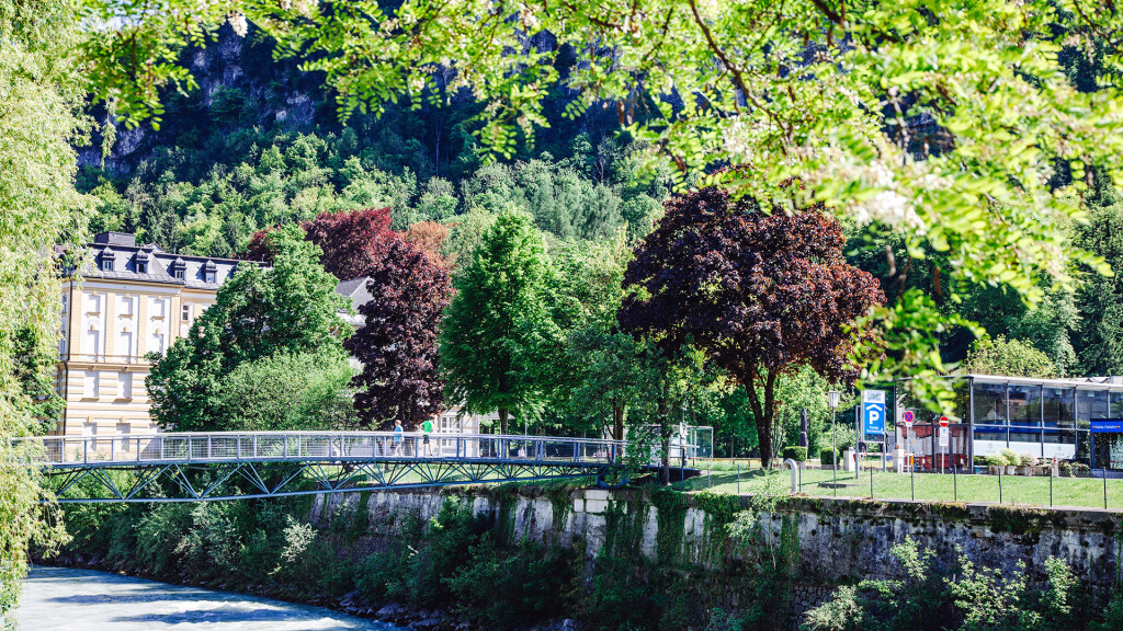 Zwischen Brücken und Ufern – Der Fluss durch die Stadt