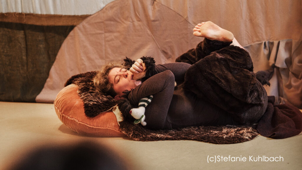 Kindertheater: Wurzeltheater – Der erste Winterschlaf des kleinen Bären