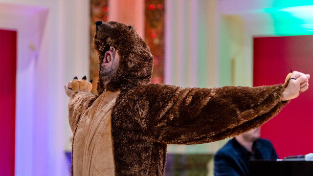 DER EHRBÄR BEGRÜSST DEN FRÜHLING