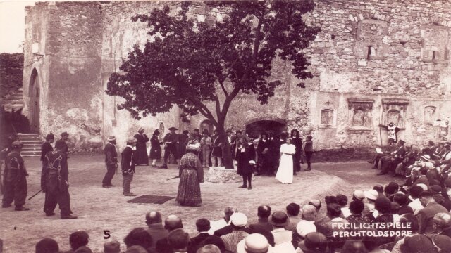 Perchtoldsdorfer Geschichte und Geschichte(n) zum Theater