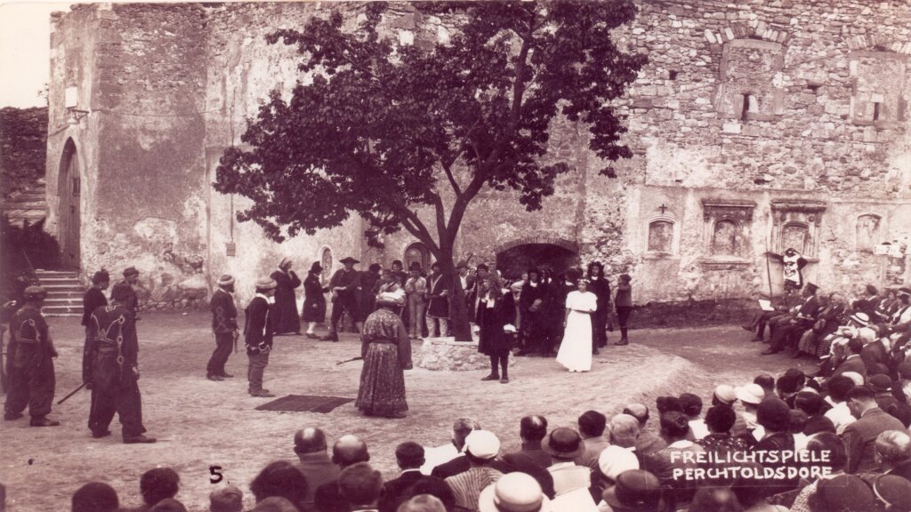 Perchtoldsdorfer Geschichte und Geschichte(n) zum Theater