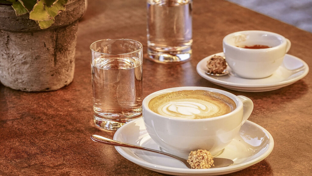 Bohne und Tasse – Kaffeeliebhaber aufgepasst