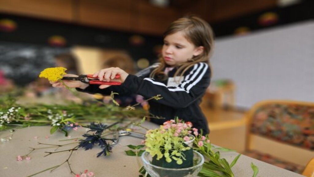Blütenzauber: blumiger Haarschmuck, ab 7 Jahren